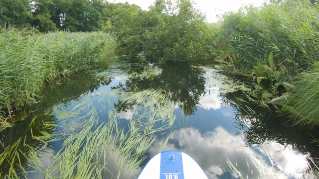 Paddleboarding在河视频素材