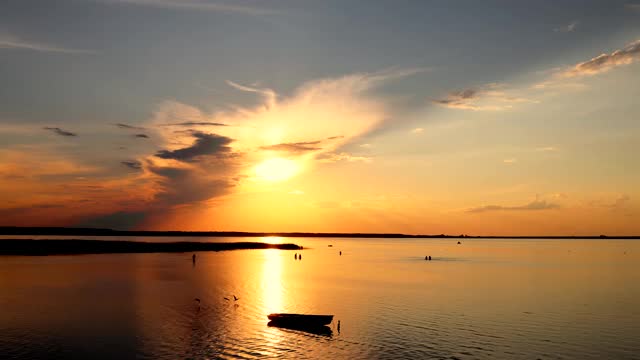 美丽的风景和日落在Svityaz湖在乌克兰，4k，时间视频素材