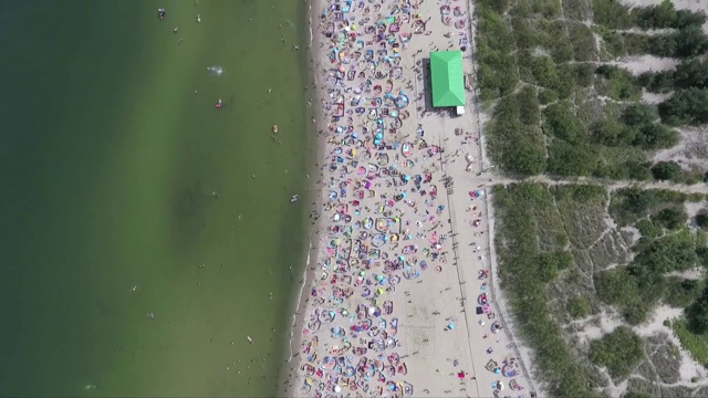 人群在海滩视频素材