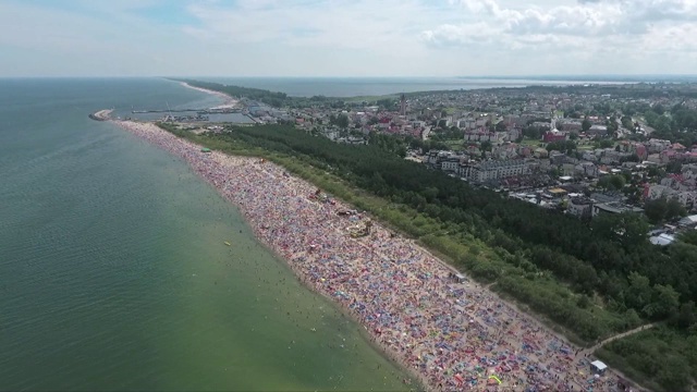 人群在海滩视频素材