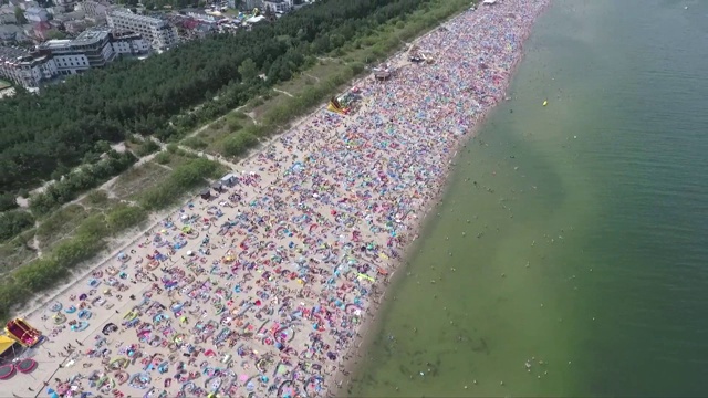 人群在海滩视频素材