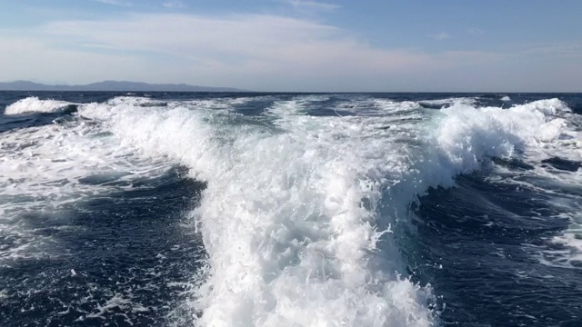 一艘大船驶过，带着泡沫状的波浪和浪花视频素材