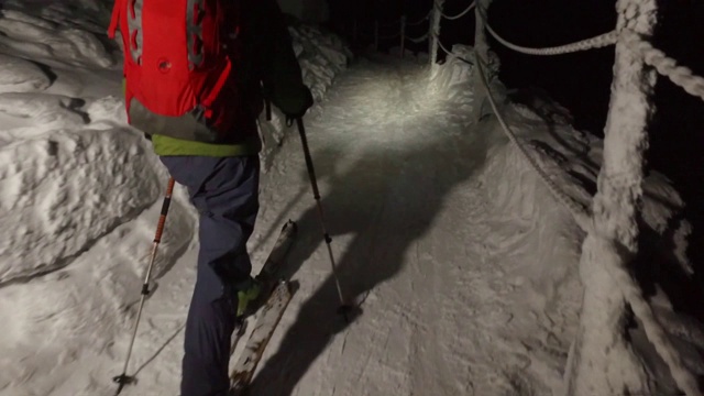 用滑雪橇上山视频素材