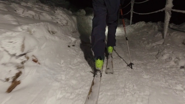 用滑雪橇上山视频素材