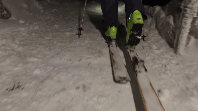 用滑雪橇上山视频素材