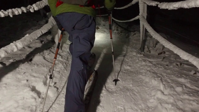 用滑雪橇上山视频素材