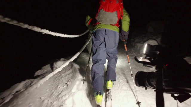 用滑雪橇上山视频素材