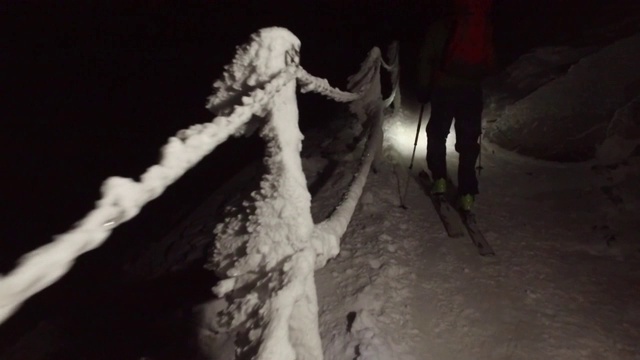 用滑雪橇上山视频素材