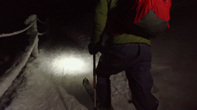 用滑雪橇上山视频素材