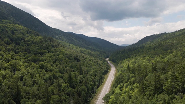 空中飞过阿迪朗达克山脉的高速公路视频素材