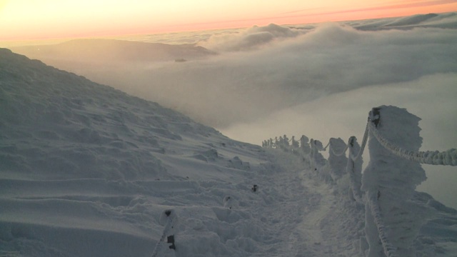 白雪覆盖的山坡视频素材