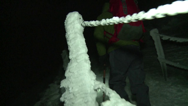 用滑雪橇上山视频素材