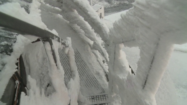 走下霜雪覆盖的楼梯视频素材