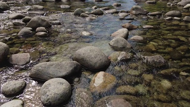 低空俯瞰溪流和岩石视频素材