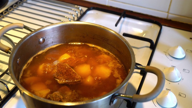 用金属锅煮土豆洋葱自制牛肉汤。视频素材