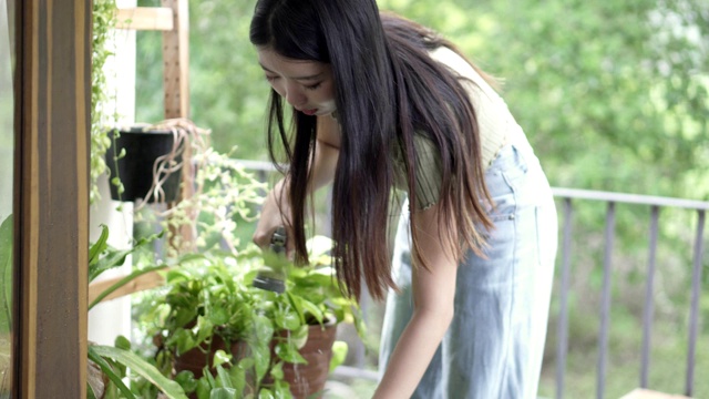 亚洲妇女浇水。视频素材