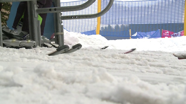 滑雪者通过滑雪缆车门视频素材