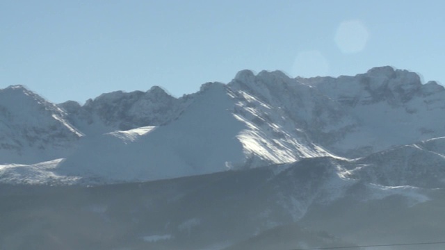 白雪覆盖的山峰视频素材