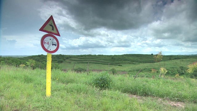 绿色景观中的道路视频素材