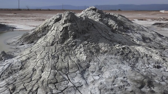 从一个小泥火山到一个地热发电站视频素材