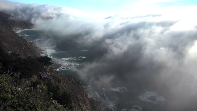 巨大的云爬上落基山脉视频素材