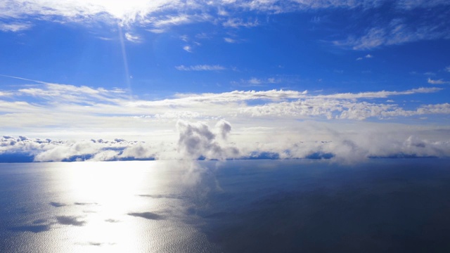 时间流逝美丽的蓝天与云彩的背景。白云与蓝天的时间流逝。在移动的云景中飞行。纹理的云。全景。云在运动视频素材