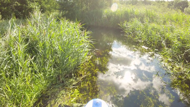 Paddleboarding在河视频素材