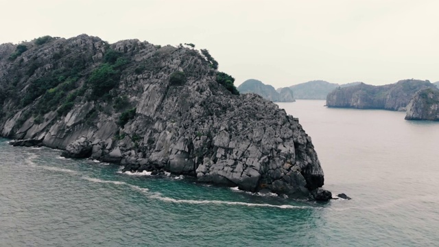 空中:飞越越南著名的旅游景点吉巴岛和下龙湾石峰视频素材