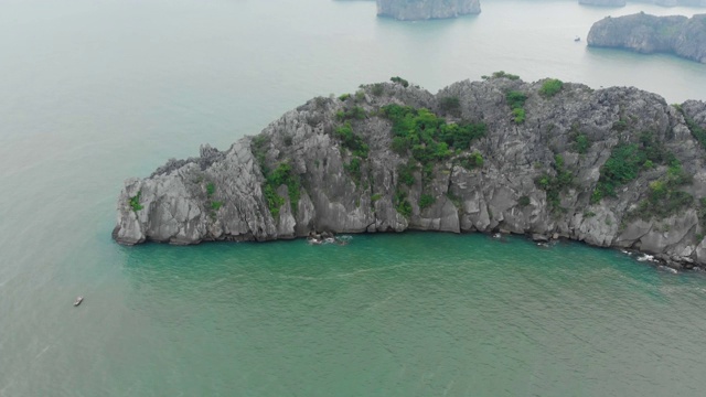 空中:飞越越南著名的旅游景点吉巴岛和下龙湾石峰视频素材