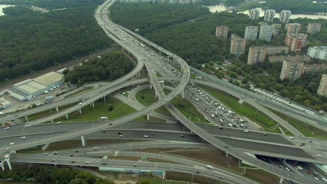 日落时分，莫斯科多层次交通交汇处上空的鸟瞰图。城市高速公路上的汽车交通。城市景观从无人驾驶飞机视频素材