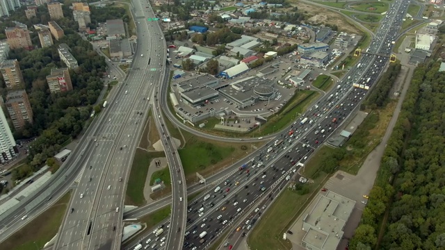 日落时分，莫斯科多层次交通交汇处上空的鸟瞰图。城市高速公路上的汽车交通。城市景观从无人驾驶飞机视频素材