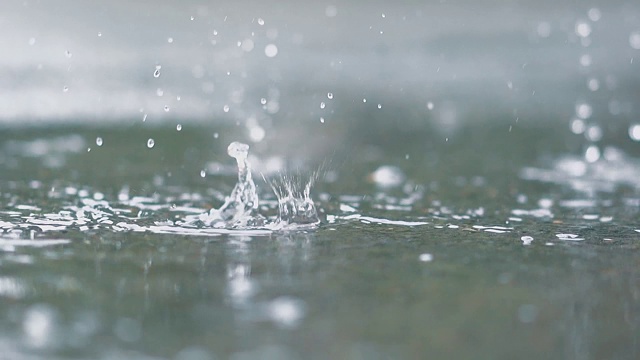 外面正在下雨。雨滴落在水坑里视频素材