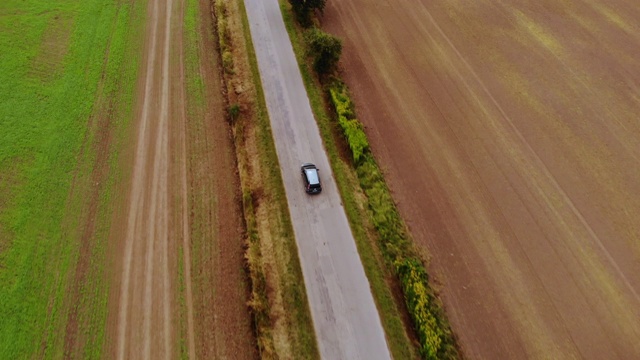 鸟瞰夏季行车道路农业区。乡间沥青路，秋天的田野。鸟瞰图公路旅行旅行旅行度假自然乡村乡村景观。视频素材