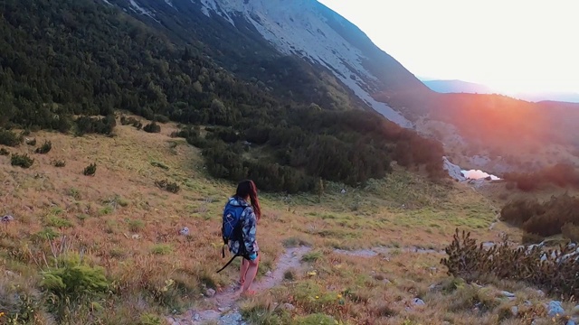 在野外独自徒步旅行的女性视频素材