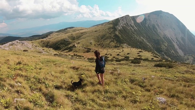 在野外徒步旅行的年轻女子视频素材