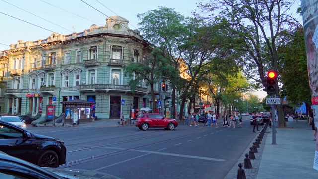 城市街道上，绿树成荫，人来人往，路上车水马龙视频素材