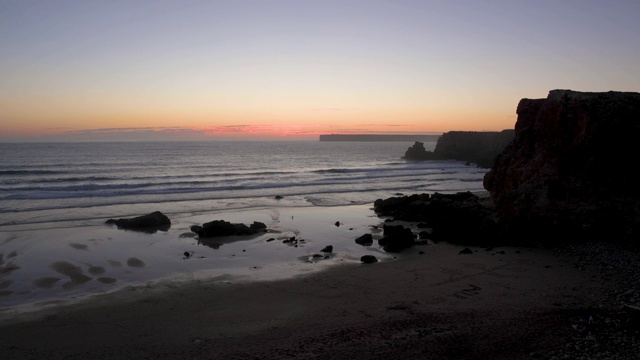 日落时分，风景优美的Praia do Tonel与Cabo de São Vincente灯塔视频下载