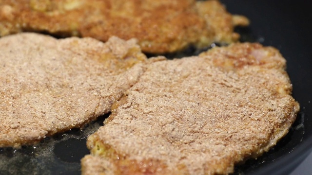 在平底锅上烹饪三份切好的生牛排特写。厨房自制食物视频素材