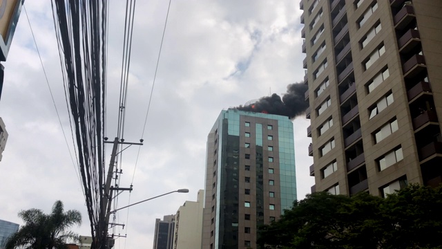 天台楼宇着火视频素材