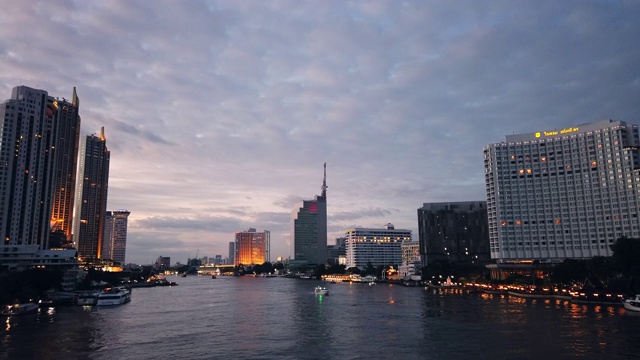 曼谷市景河岸与湄南河在日落视频素材