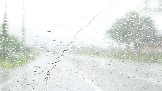 在雨天开车视频素材