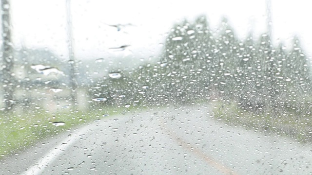 在雨天开车视频素材