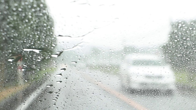 在雨天开车视频素材