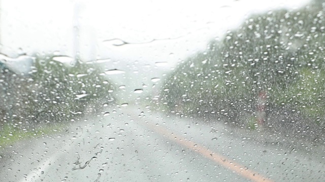 在雨天开车视频素材