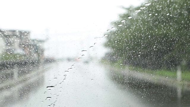 在雨天开车视频素材