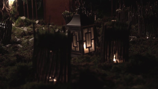 节日的装饰，小房子在草地上，用灯照亮，在晚上视频素材