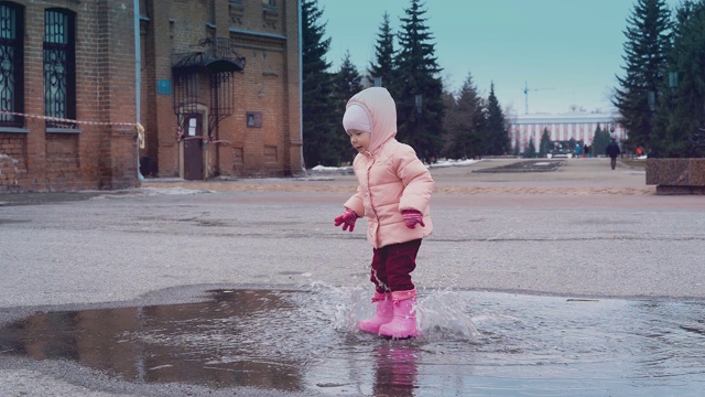 Cinemagraph:小孩子在水坑里跳，留下很多水花视频素材