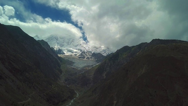 南迦帕尔巴特山的背景在当地被称为Diamer，是世界上第九高的山，海拔8126米。视频素材