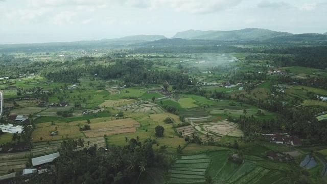 印度尼西亚巴厘岛Karangasem地区的村庄和农田视频素材