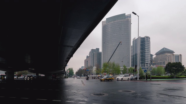 时光流逝，四同桥车流，中关村街道(中国的硅谷)，雨景视频素材